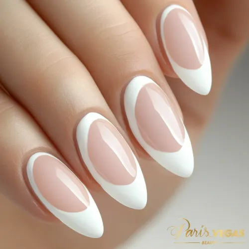 Unhas decoradas bege com francesinha moderna, design elegante e sofisticado criado por designer de unhas em Moema.