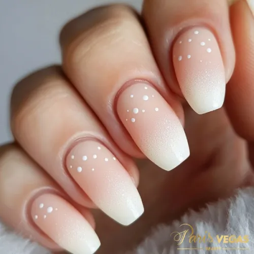 Unhas decoradas bege com efeito ombré, design elegante feito por manicure perto de você.