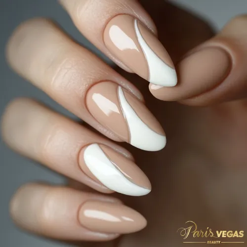 Esmaltação com curvas bicolores, design moderno e criativo feito por manicure perto de você.