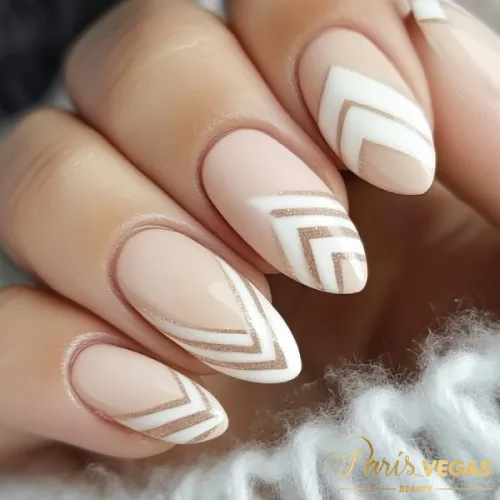 Unhas decoradas bege com design chevron, estilo moderno e elegante criado por nail designer perto de você.