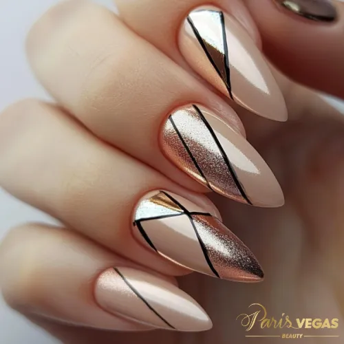 Unhas decoradas bege com design geométrico em arte e design, estilo sofisticado feito no salão Paris Vegas Beauty em Moema.