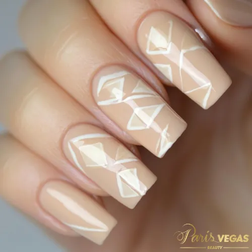 Unhas decoradas bege com losangos estilosos, design moderno e elegante feito no Paris Vegas Beauty em Moema.