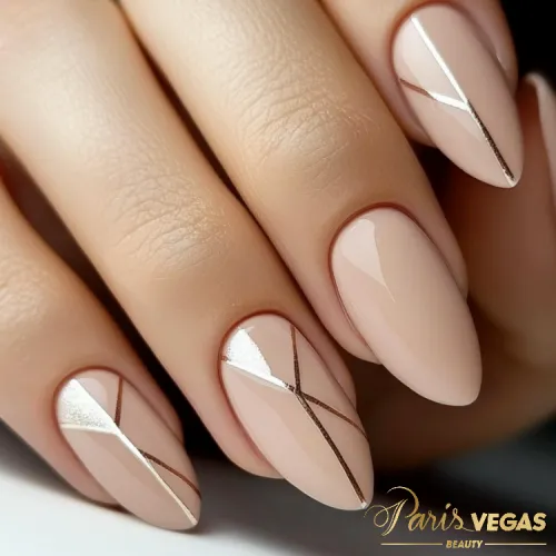 Unhas decoradas bege com linhas douradas, design elegante e sofisticado feito no Paris Vegas Beauty em Moema.