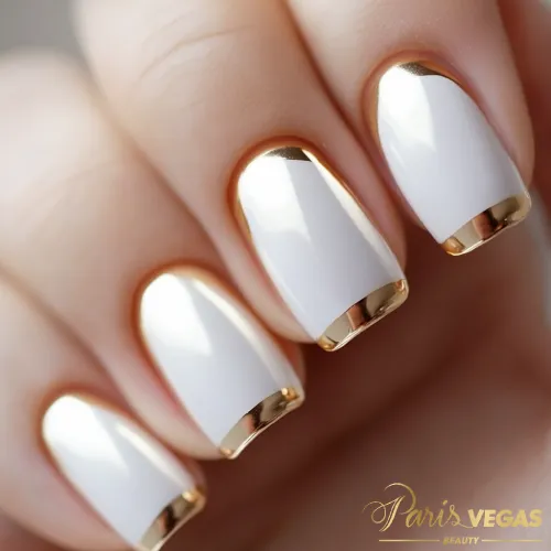 Unhas douradas com francesinha feitas por manicure na Zona Sul, Paris Vegas Beauty.