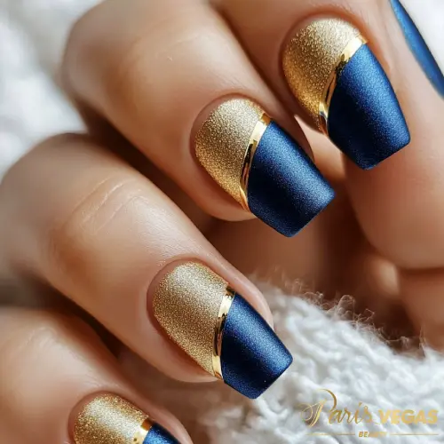 Unhas douradas foscas com azul feitas por nail designer em São Paulo.