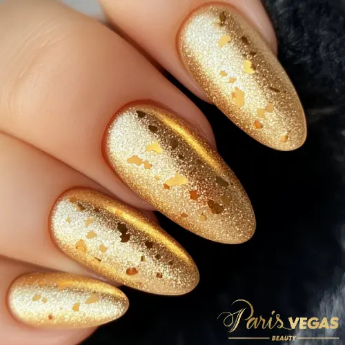 Esmaltação com metais em ouro feitas no salão de beleza Paris Vegas Beauty, Moema.