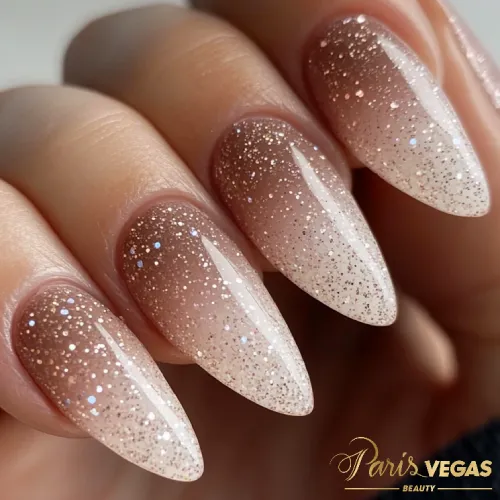 Unhas marrons com efeito ombré e glitter, criando um design elegante e sofisticado.