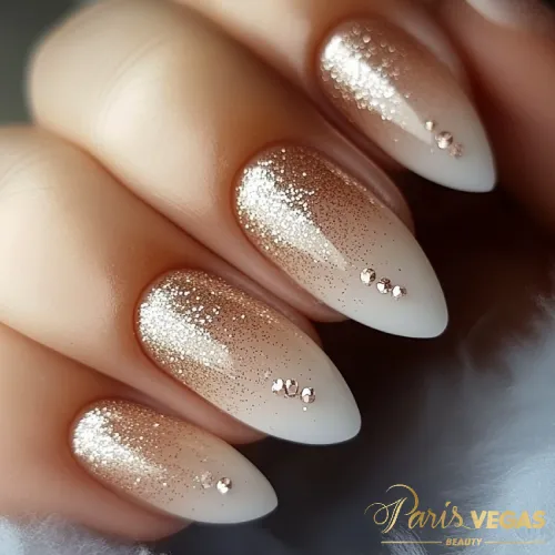 Unhas marrons com glitter e pedrarias, criando um design luxuoso e sofisticado.