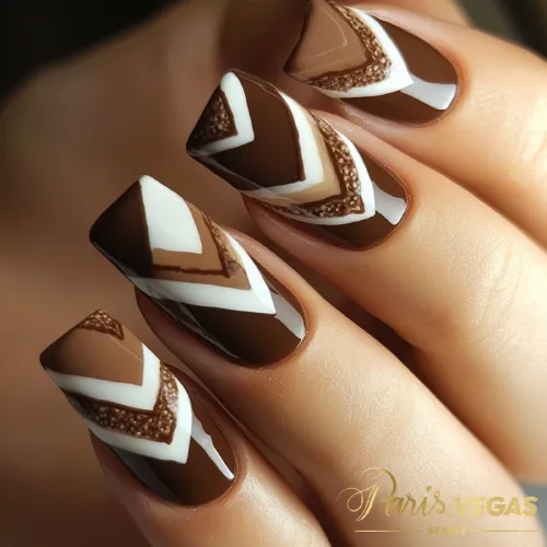 Esmaltação com design chevron, criando um estilo moderno e geométrico.