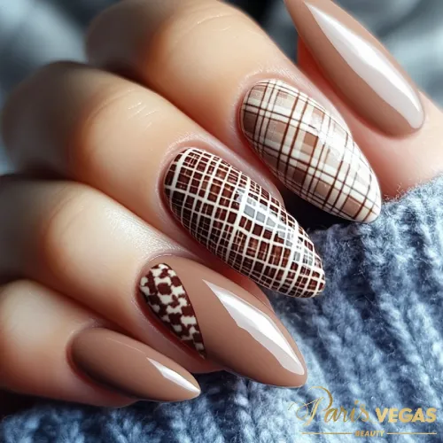 Unhas marrons com design xadrez, criando um visual moderno e estiloso.