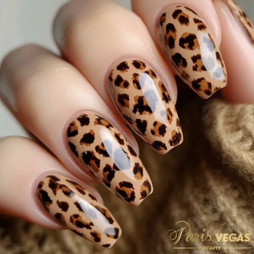 Unhas marrons com animal print de oncinha, criando um design ousado e sofisticado.