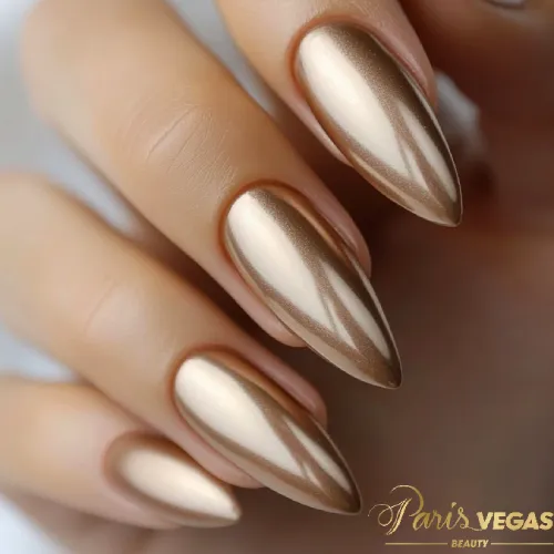 Unhas marrons metalizadas, criando um design moderno e sofisticado com acabamento brilhante.