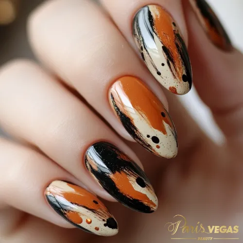 Unhas marrons com pinceladas artísticas, criando um design único e criativo.