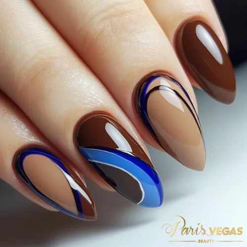 Unhas marrons combinadas com azul e mix de formas e cores, criando um design moderno e vibrante.