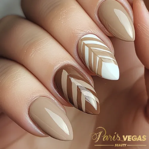 Unhas marrons com design suave de zig zag, criando um estilo moderno e delicado.