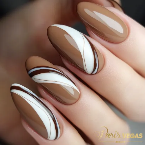 Unhas marrons com design de curvas suaves, oferecendo um visual elegante e harmonioso.