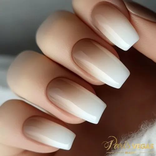 Esmaltação em ombré suave, criando um design elegante e sofisticado.