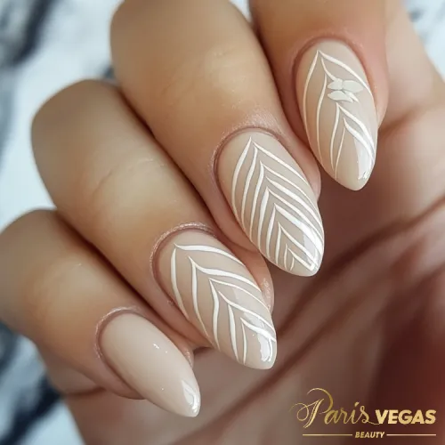 Unhas nude com linhas finas brancas, criando um design elegante e minimalista.