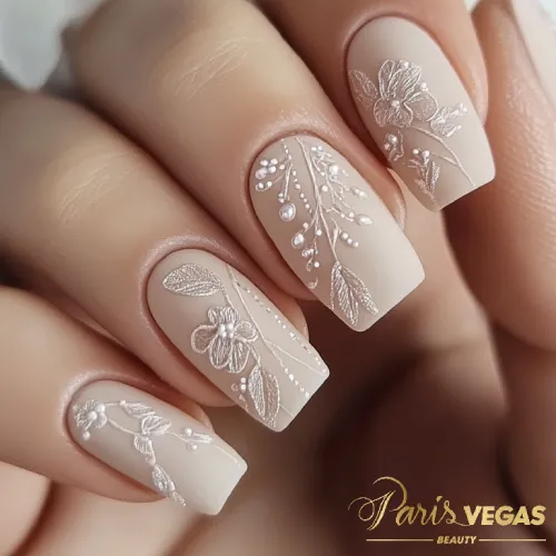 Esmaltação fosca com detalhes florais, criando um design delicado e sofisticado.