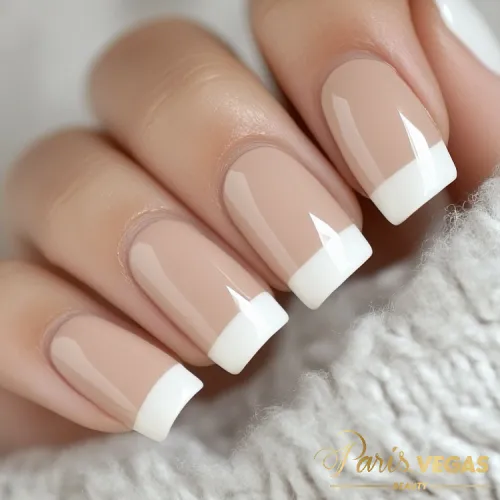 Unhas nude com francesinha, criando um visual clássico e elegante.