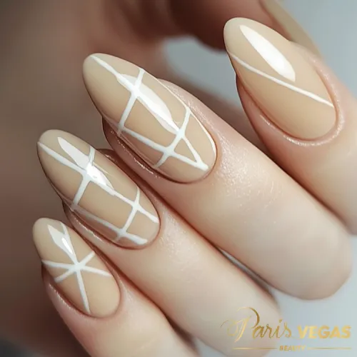 Esmaltação com linhas assimétricas feitas por manicure na Zona Sul, Paris Vegas Beauty.