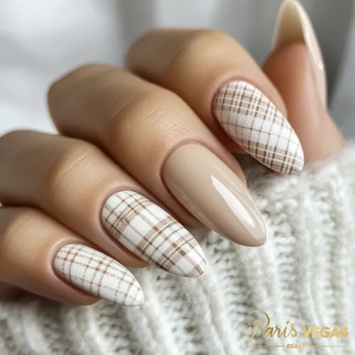 Unhas nude com design de xadrez feitas em Moema, São Paulo.