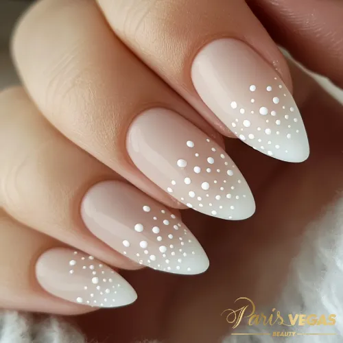 Unhas nude com poá e efeito degradê, criando um visual moderno e elegante.