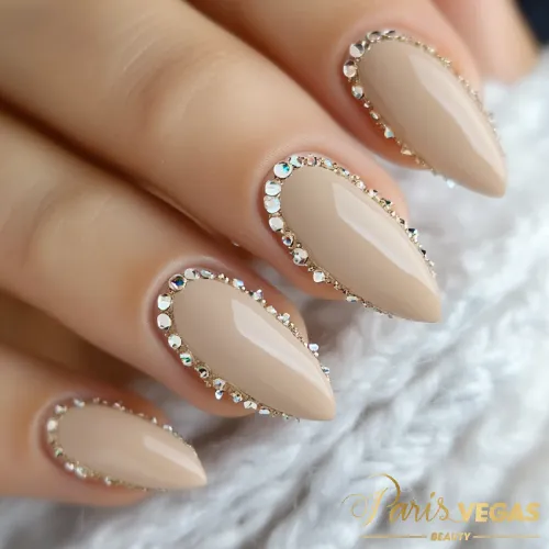 Esmaltação com strass feitas por nail designer em São Paulo.