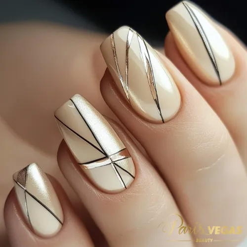 Unhas nude com metais dourados feitas no salão Paris Vegas Beauty em Moema.