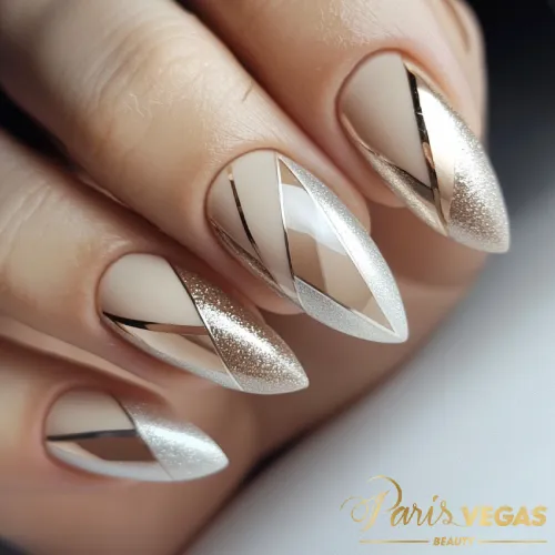 Unhas nude com design geométrico feitas no salão Paris Vegas Beauty em Moema.