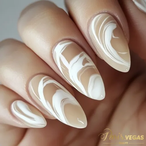 Unhas nude marmorizadas feitas no salão Paris Vegas Beauty em Moema.