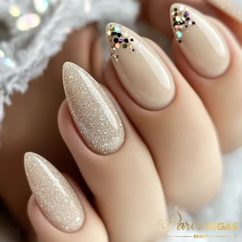 Esmaltação com glitter feitas no salão Paris Vegas Beauty em Moema.