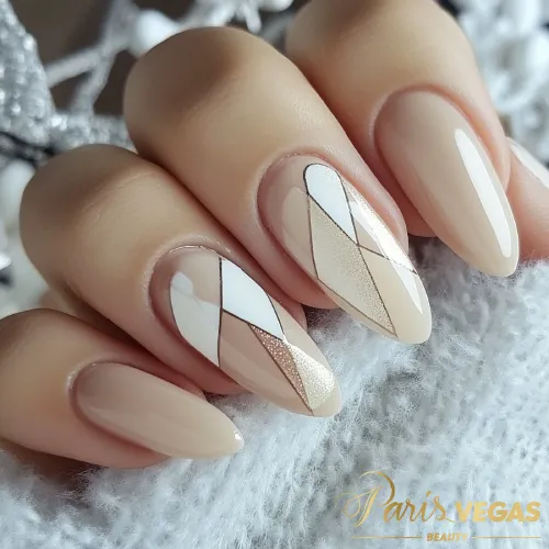 Unhas nude com geometria assimétrica feitas no salão Paris Vegas Beauty em Moema.