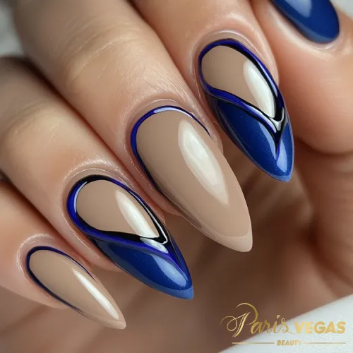 Unhas nude com detalhes em azul e curvas, criando um design moderno e elegante.