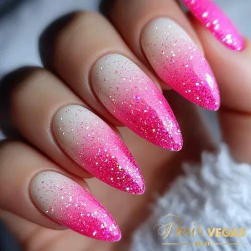 Unhas pink com degradê e glitter, tendência de nail art para 2025.