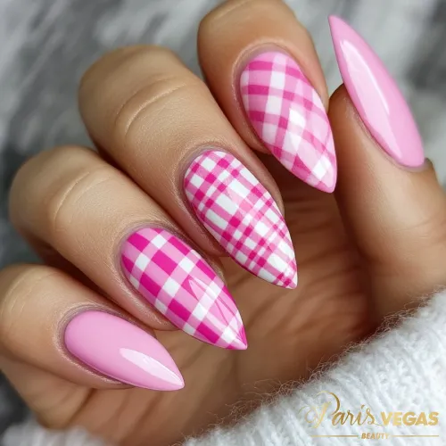 Unhas pink com design xadrez Vichy, estilo clássico e elegante para um visual atemporal e sofisticado.