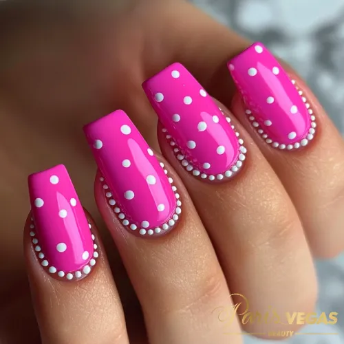 Unhas pink decoradas com poá, estilo moderno e divertido para as unhas.