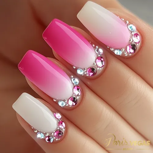 Unhas pink com strass, design elegante e sofisticado para um visual glamouroso e cheio de brilho.