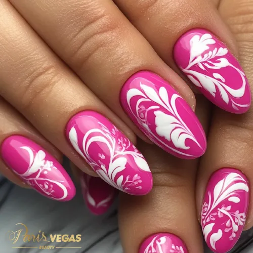 Unhas pink com desenhos naturais, design delicado e sofisticado para um look elegante e leve.