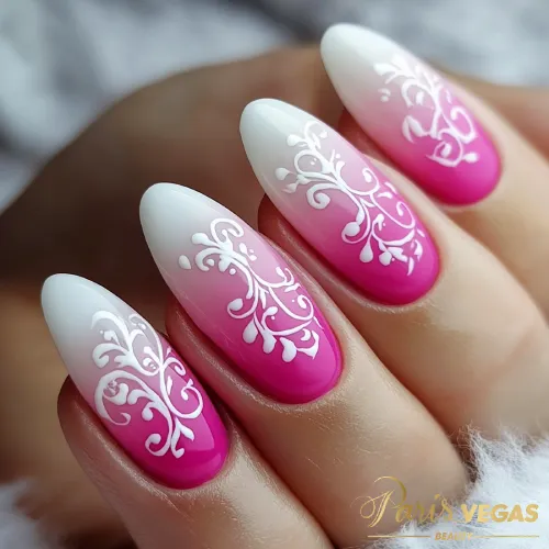 Unhas pink com ombré suave e arabescos delicados, design elegante e sofisticado.