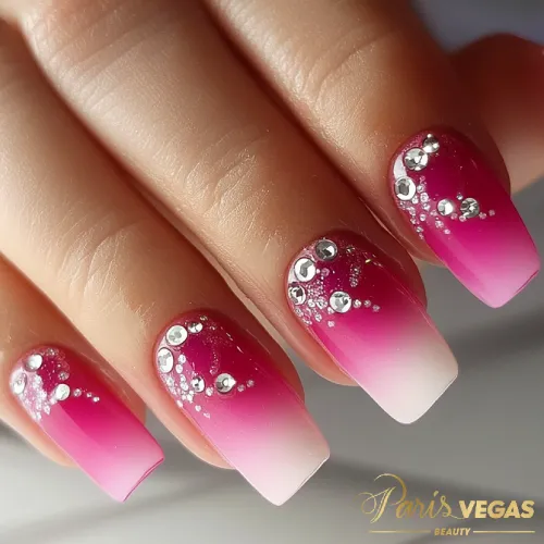 Unhas pink decoradas com pedrarias, design sofisticado e brilhante para um look elegante.