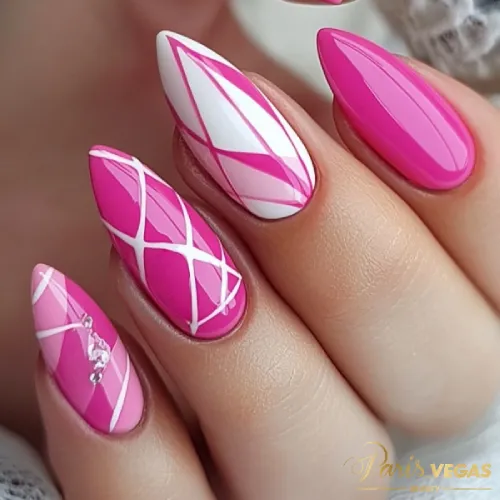 Unhas pink com design geométrico, manicure moderna e criativa realizada no salão Paris Vegas Beauty, Moema.