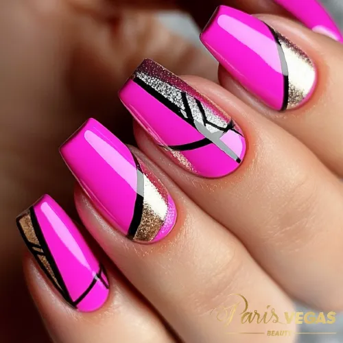 Unhas pink com design geométrico preto e dourado, uma combinação elegante e sofisticada de formas e cores.