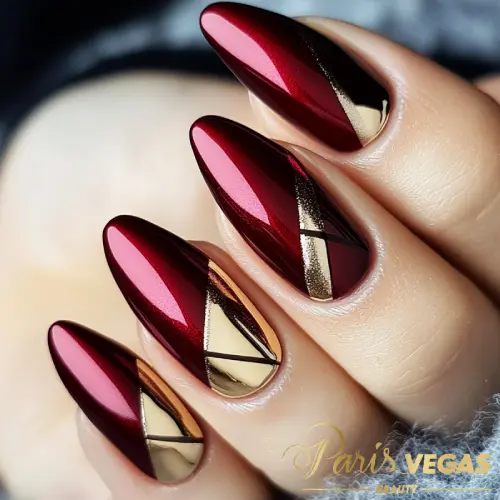 Unhas vinho com detalhes em ouro, design sofisticado feito por manicure perto de você.