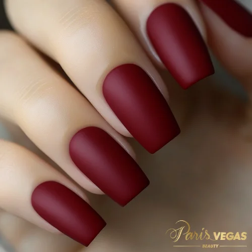 Esmaltação com esmalte fosco, manicure profissional em São Paulo na Paris Vegas Beauty.