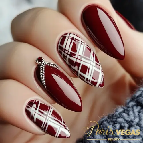 Unhas vinho com estampa de xadrez, design moderno e elegante feito por manicure no Paris Vegas Beauty, São Paulo.