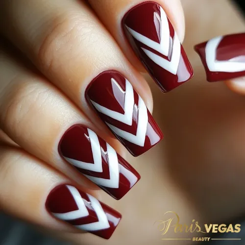 Unhas vinho com padrão zig zag, design moderno e criativo feito por manicure na Zona Sul, Paris Vegas Beauty.