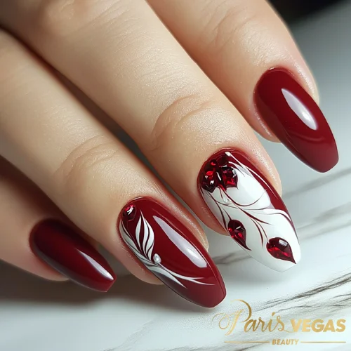 Unhas vinho com design floral, elegante e sofisticado, feito por nail designer em São Paulo.