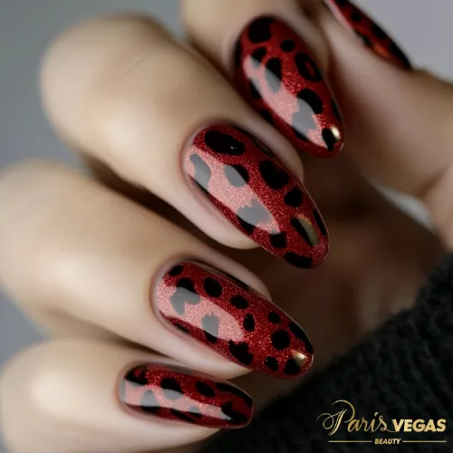 Unhas vinho com estampa de oncinha, design moderno e sofisticado feito no salão de beleza Paris Vegas Beauty em Moema.