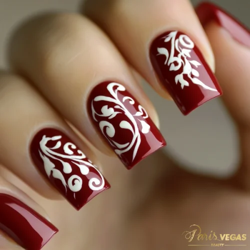 Unhas vinho com arabescos, design elegante e sofisticado feito no salão de beleza Paris Vegas Beauty em Moema.